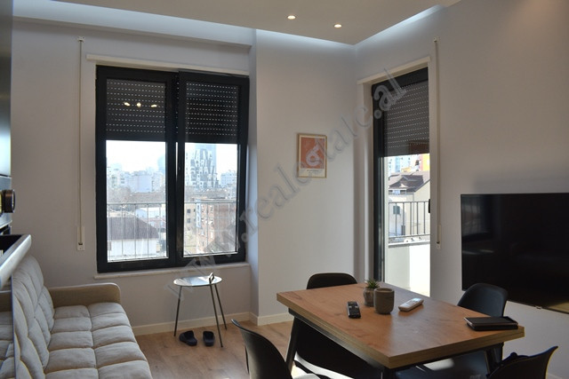 Apartament 1+1 me qira ne rrugen Karl Gega ne Tirane.&nbsp;
Apartamenti pozicionohet ne katin e 6 t